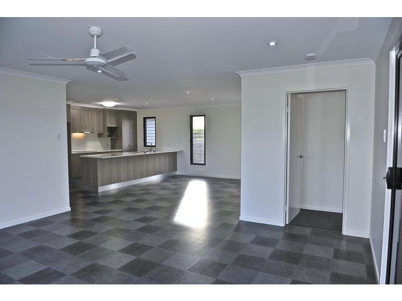 1 74 Hunter Street, Walkervale QLD 4670