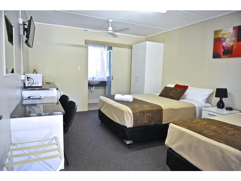 4a Hinkler Avenue, Bundaberg North QLD 4670