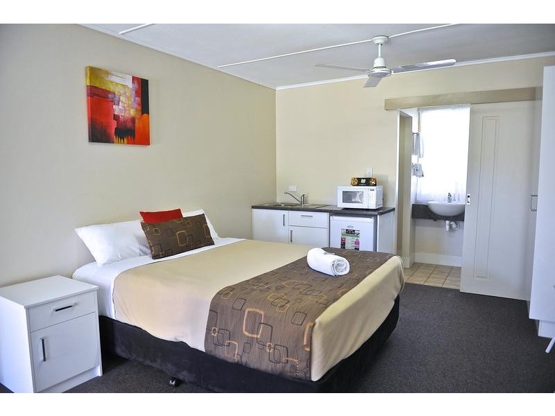 4a Hinkler Avenue, Bundaberg North QLD 4670