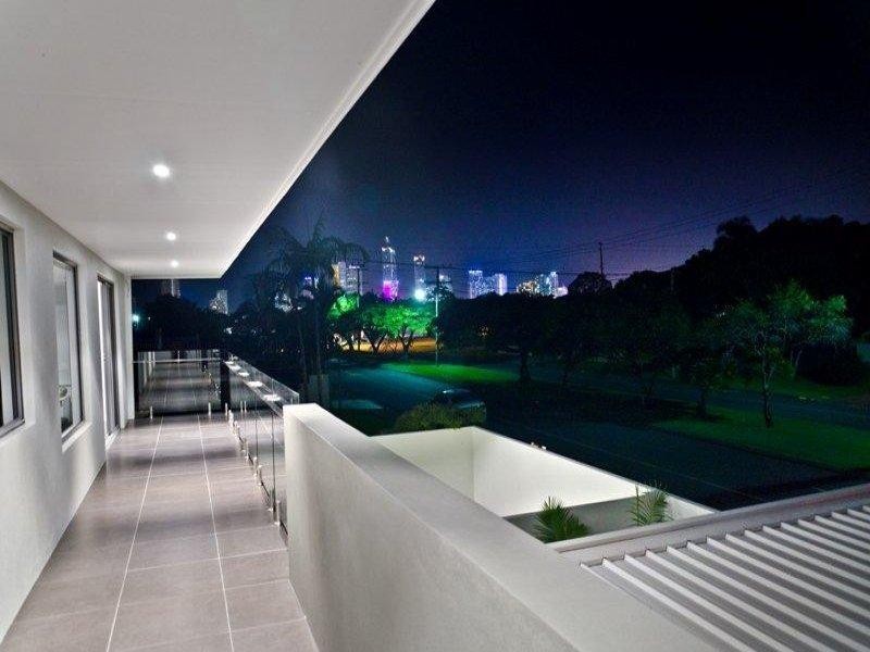 9 Poinciana Boulevard, Broadbeach Waters QLD 4218