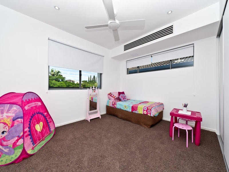 9 Poinciana Boulevard, Broadbeach Waters QLD 4218