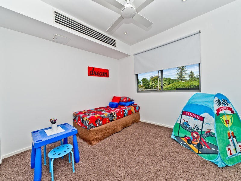 9 Poinciana Boulevard, Broadbeach Waters QLD 4218