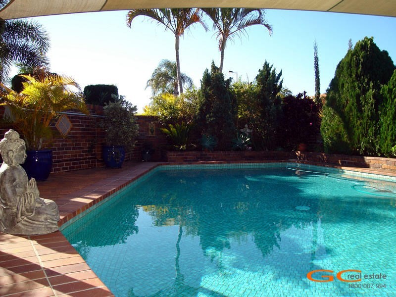 2 Pebble Beach Drive, Runaway Bay QLD 4216