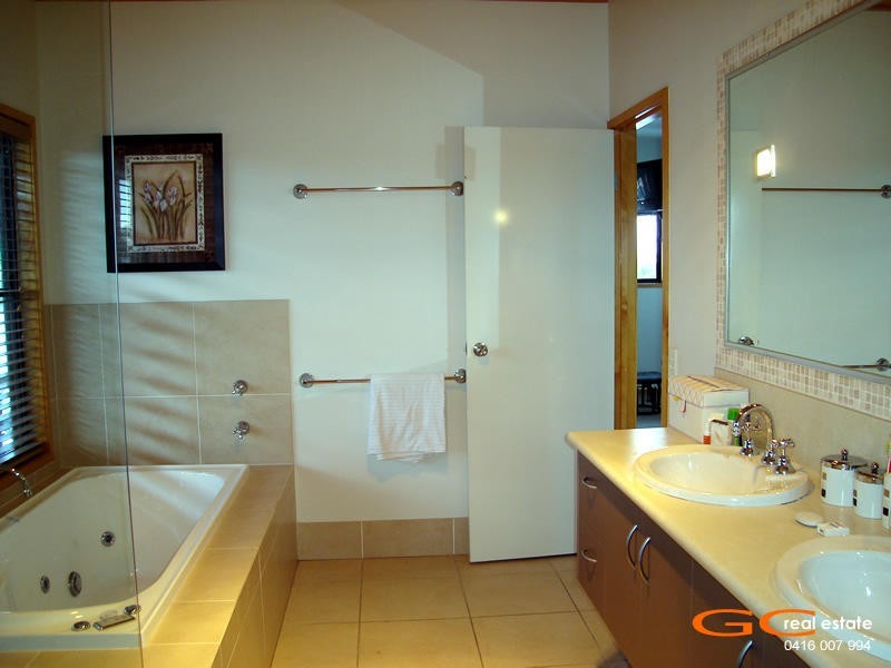 58 Tradewinds Avenue, Paradise Point QLD 4216