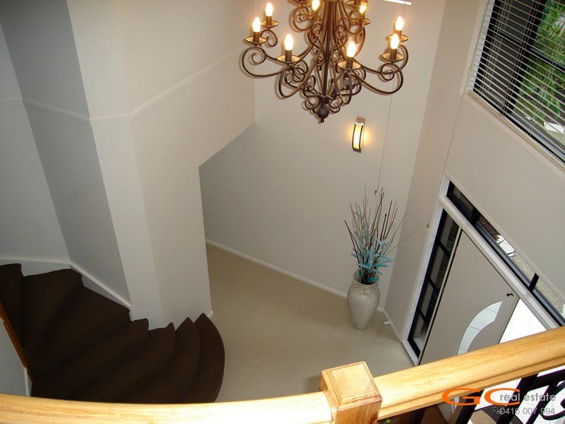 8 Parkview Place, Helensvale QLD 4212