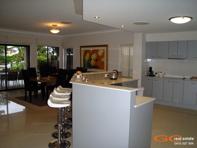 8 Parkview Place, Helensvale QLD 4212