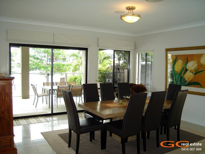 8 Parkview Place, Helensvale QLD 4212