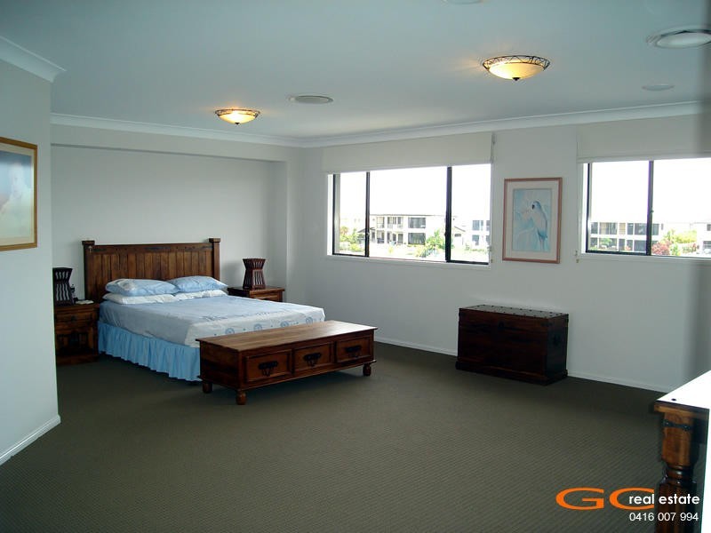 8 Parkview Place, Helensvale QLD 4212