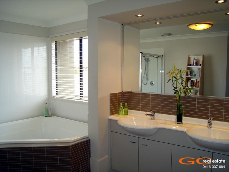 8 Parkview Place, Helensvale QLD 4212