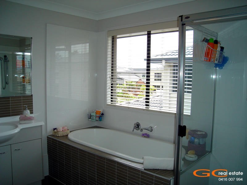 8 Parkview Place, Helensvale QLD 4212