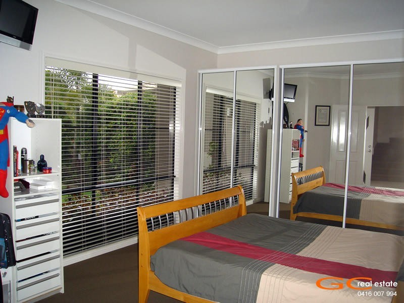 8 Parkview Place, Helensvale QLD 4212