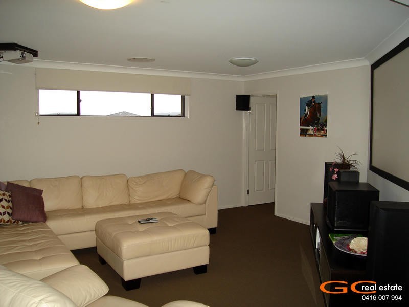 8 Parkview Place, Helensvale QLD 4212