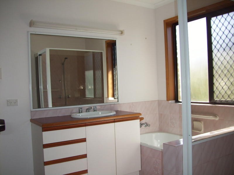 6 Berna Crt, Point Vernon QLD 4655