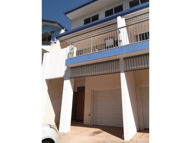 4/4 Ranier Crescent, Varsity Lakes QLD 4227