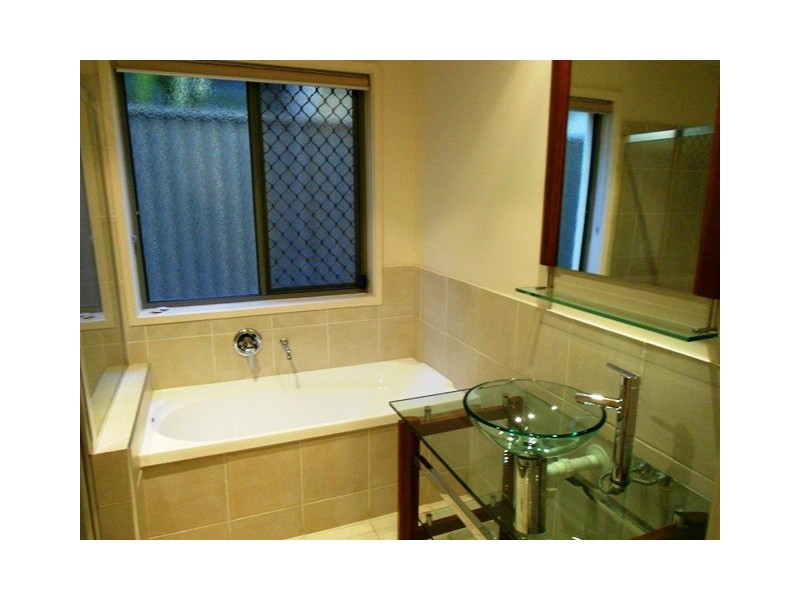 2/4 Acanthus Avenue, Burleigh Waters QLD 4220