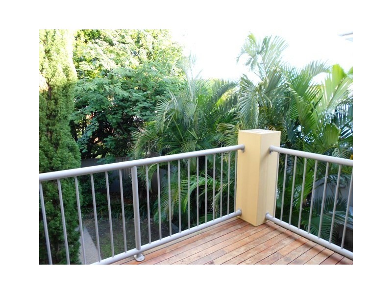 2/4 Acanthus Avenue, Burleigh Waters QLD 4220