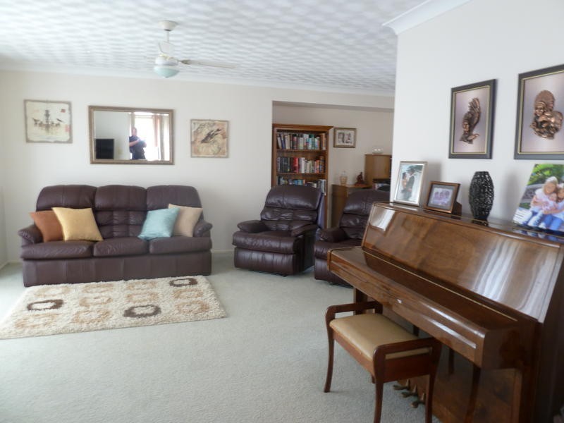 8 Silkyoak Court, Burleigh Waters QLD 4220