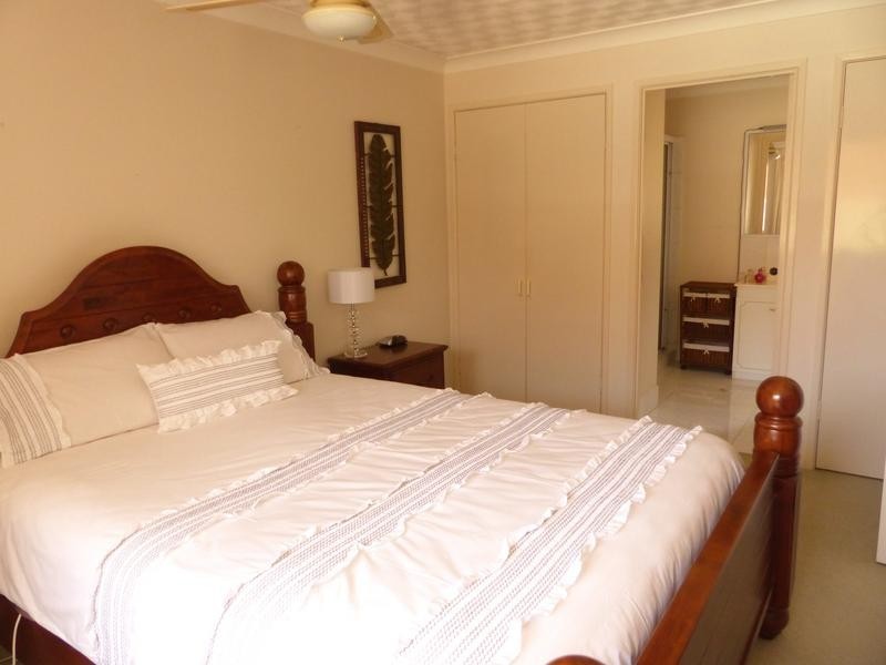 8 Silkyoak Court, Burleigh Waters QLD 4220