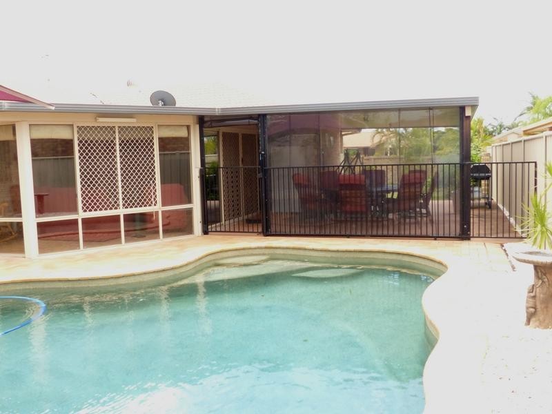 8 Silkyoak Court, Burleigh Waters QLD 4220