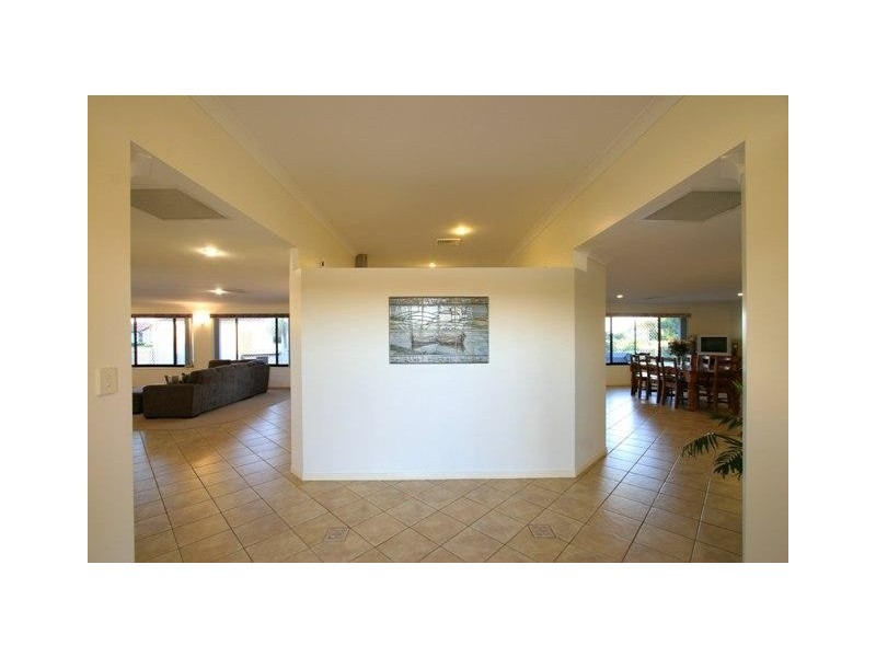 14 Coral Cove Drive, Coral Cove QLD 4670