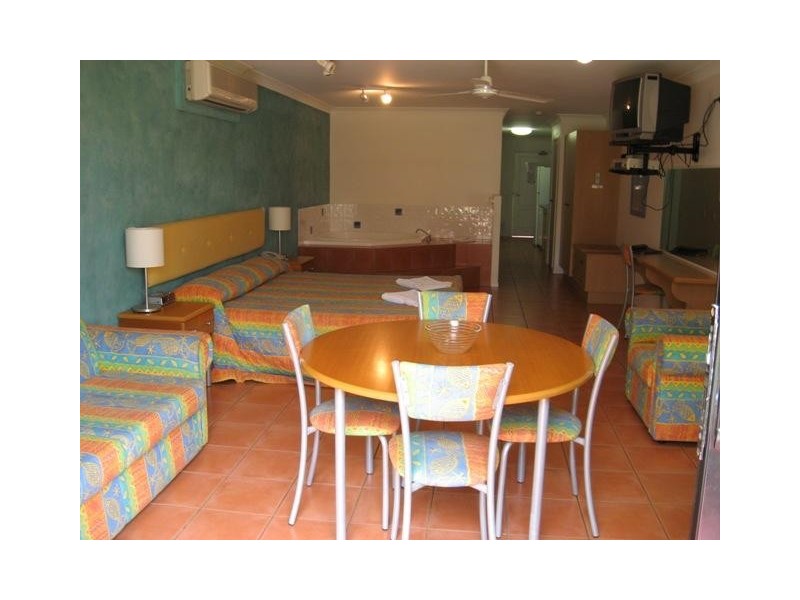 Villa 32 / Pebble Beach Drive, Coral Cove QLD 4670