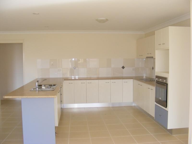 7 Leon Place, Coral Cove QLD 4670
