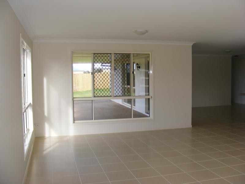 7 Leon Place, Coral Cove QLD 4670