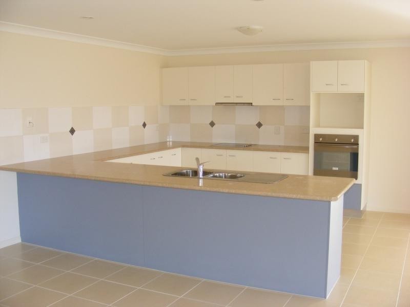 7 Leon Place, Coral Cove QLD 4670