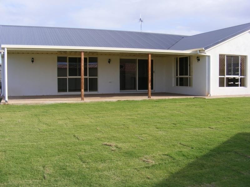 7 Leon Place, Coral Cove QLD 4670