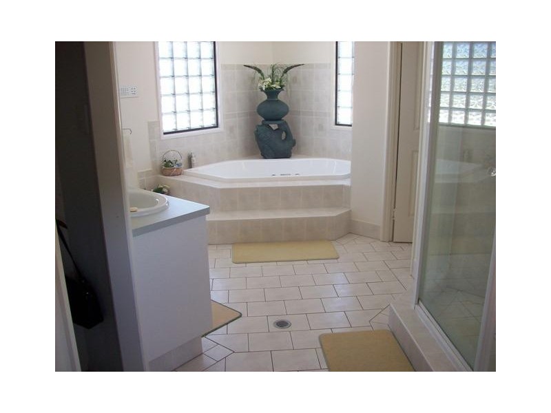 7 Davin Place, Coral Cove QLD 4670