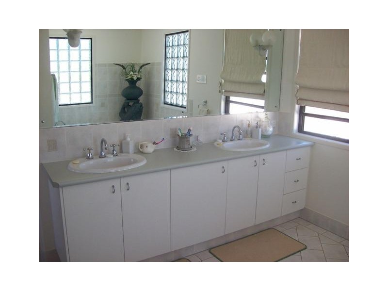 7 Davin Place, Coral Cove QLD 4670