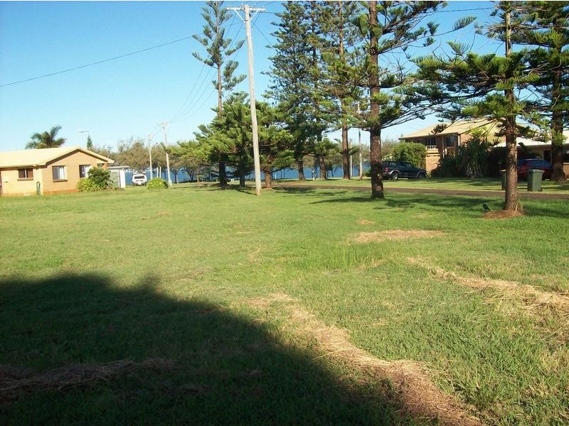 8 Knudsen Street, Elliott Heads QLD 4670