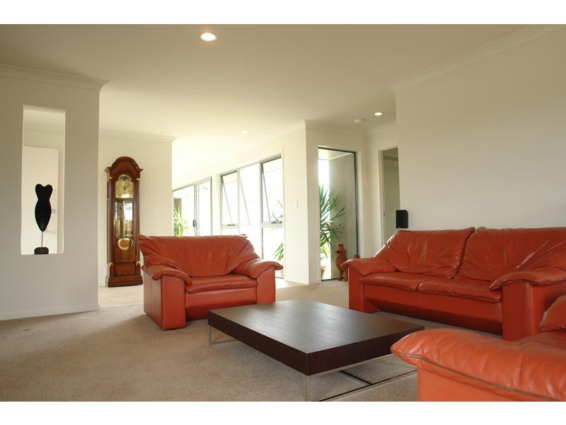 4 Silky Oak Ave, Moggill QLD 4070