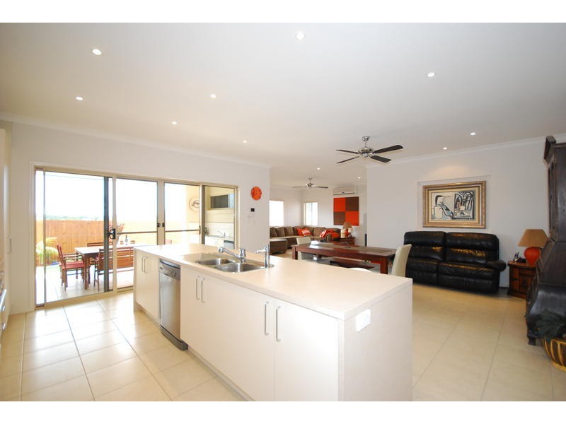 15 Grange Place, Bellbowrie QLD 4070