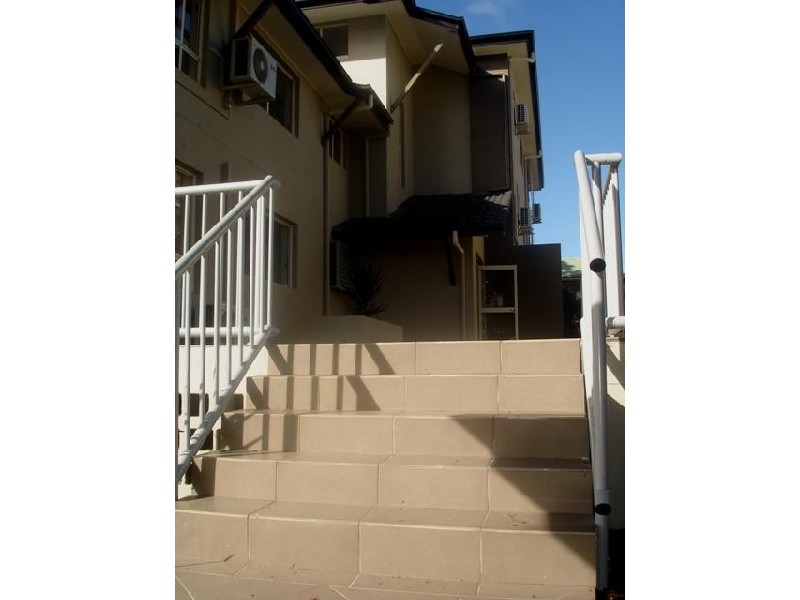 4 131 Muir Street, Labrador QLD 4215