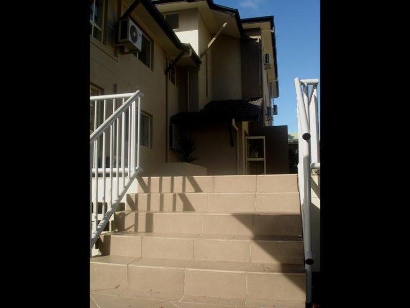 4 131 Muir St, Labrador QLD 4215