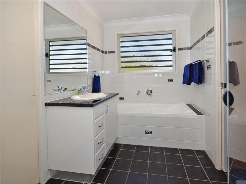 2/ 121 Landsborough Parade, Golden Beach QLD 4551