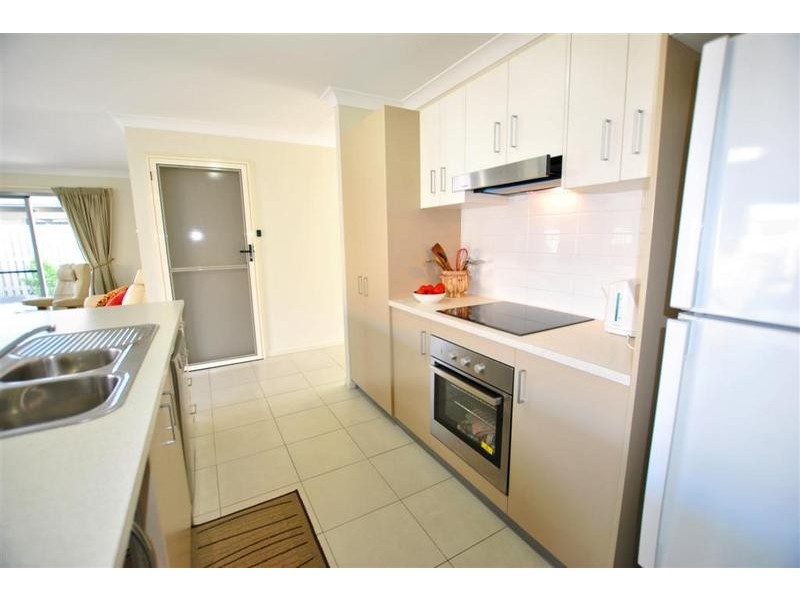 2/ 9 Liekefett Way, Little Mountain QLD 4551