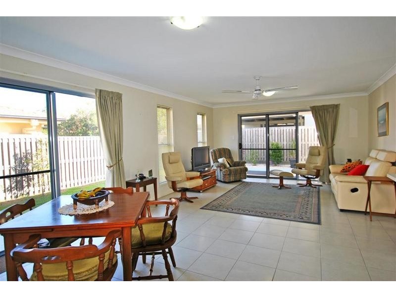 2/ 9 Liekefett Way, Little Mountain QLD 4551