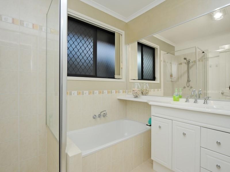 17 Eastern Rise, Little Mountain QLD 4551