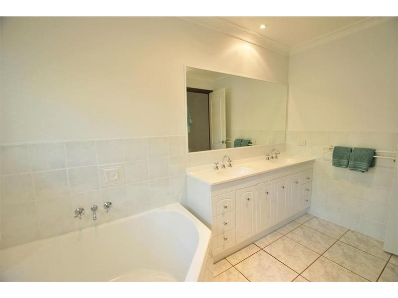 5 Ghostgum Close, Little Mountain QLD 4551