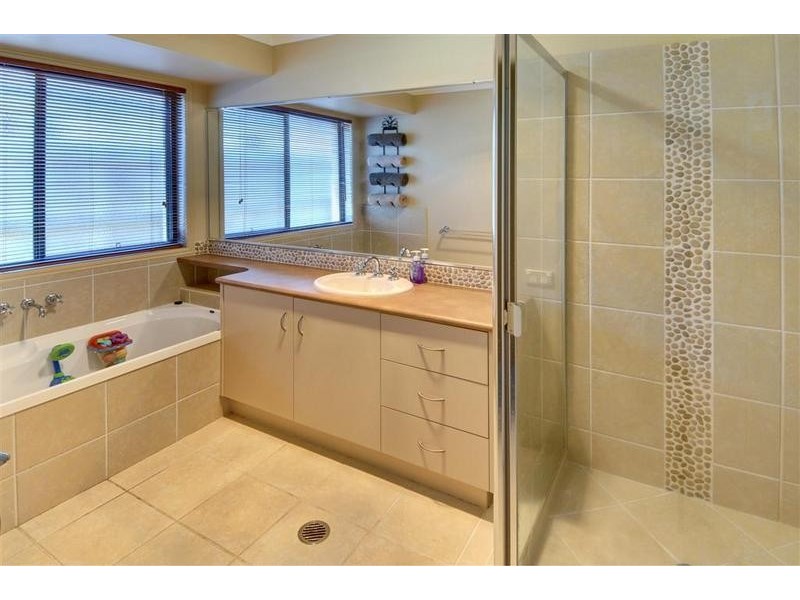 9 Greenvale Court, Little Mountain QLD 4551