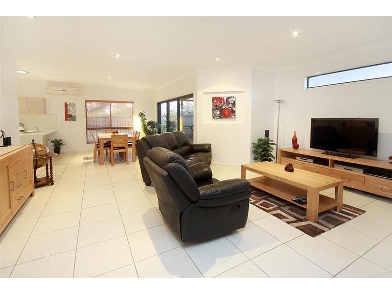 8 King Orchid Drive, Little Mountain QLD 4551