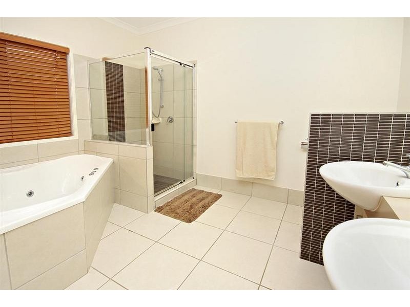 8 King Orchid Drive, Little Mountain QLD 4551