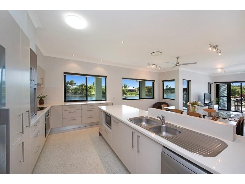 5 Leach Court, Pelican Waters QLD 4551