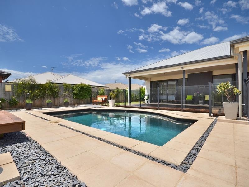 8 Mauritius Crescent, Kawana Island QLD 4575