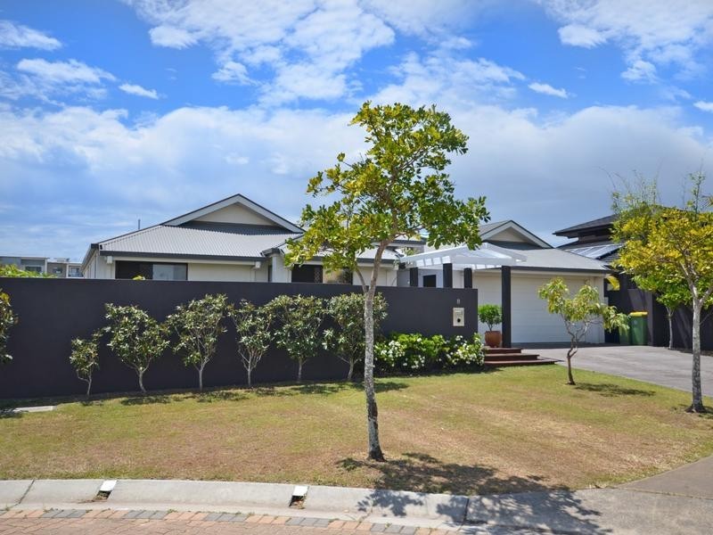 8 Mauritius Crescent, Kawana Island QLD 4575