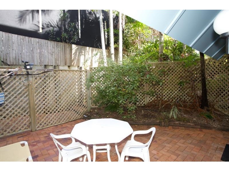 2/ 32 Victoria Terrace, Kings Beach QLD 4551