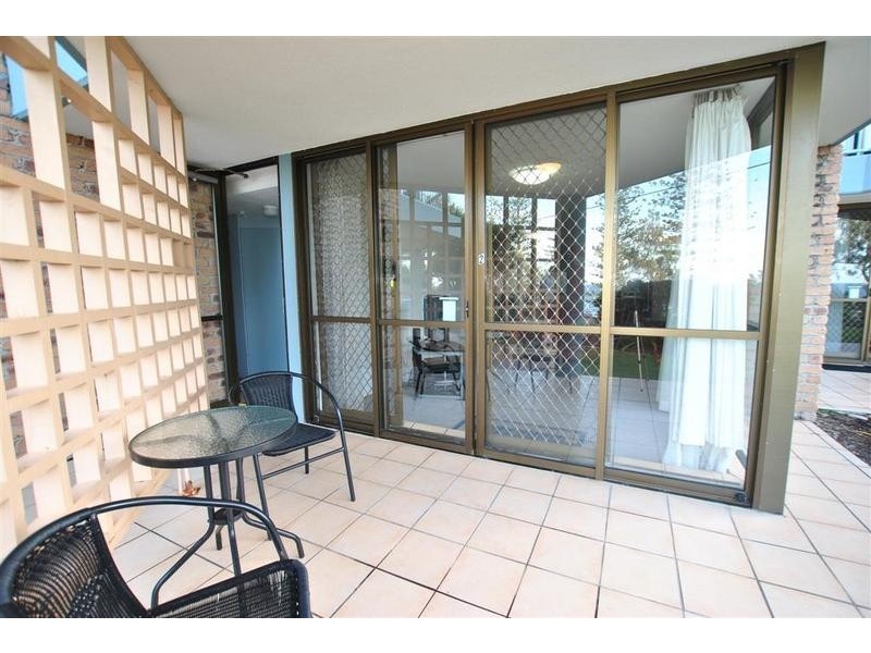 2/ 32 Victoria Terrace, Kings Beach QLD 4551