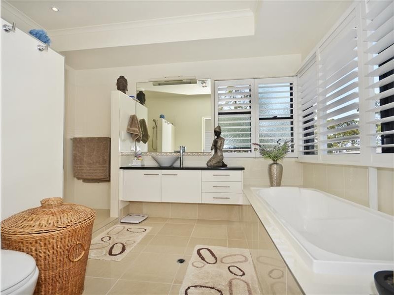 90 Sugar Bag Road, Little Mountain QLD 4551